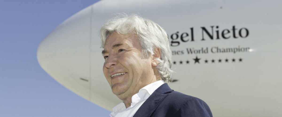 Ángel Nieto y un avión de Air Europa.