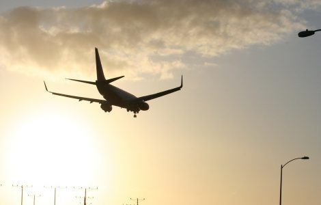 Avión aterrizando