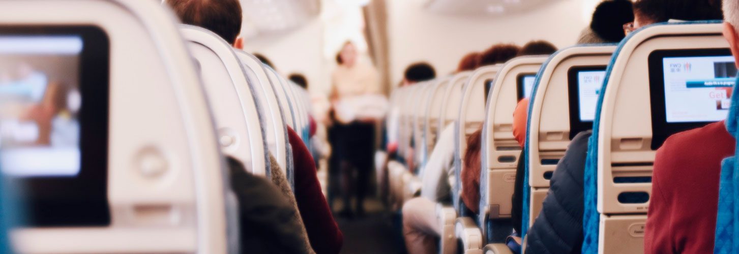 Pasajeros en un avión