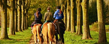 Mujeres montando a caballo. Imagen de Just killing time en Pixabay