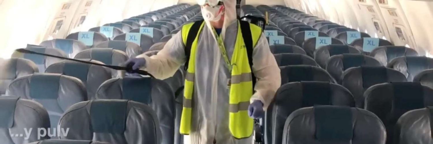 Desinfección de un avión de Air Europa