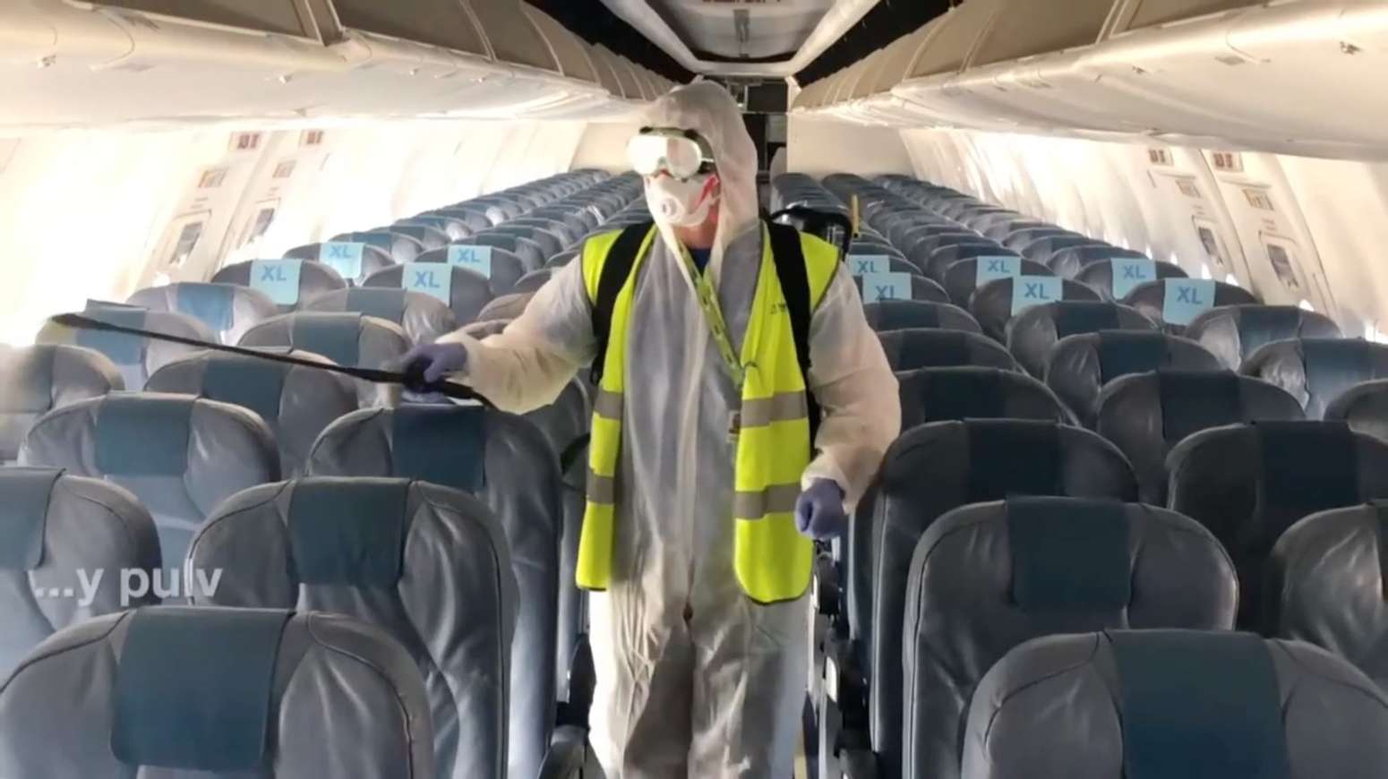Desinfección de un avión de Air Europa