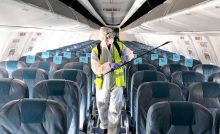 Desinfección de un avión de Air Europa
